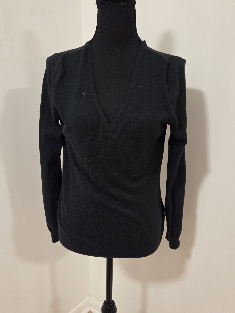 Women's Black V-Neck Long Sleeve Knit Top